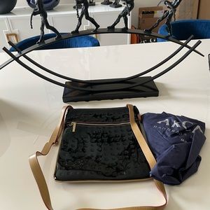 Arcadia black purse with bag.